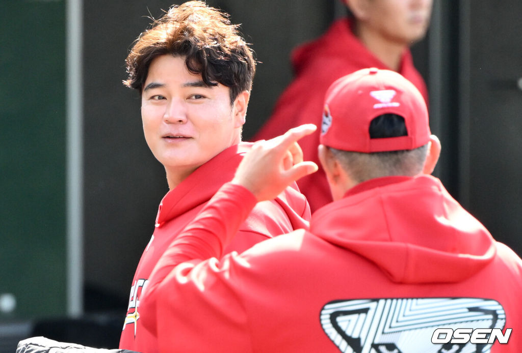  27일 일본 오키나와 고친다구장에서 한화 이글스 SSG 랜더스의 연습경기가 열린다.한화는 2월 22일 훈련을 시작으로 8차례 연습경기를 치른 뒤 내달 4일 귀국한다.은퇴 후 SSG 구단주 특별 보좌 및 육성 총괄로 돌아온 추신수가 이숭용 감독과 인사를 하고 있다. 2025.02.27 /cej@osen.co.kr