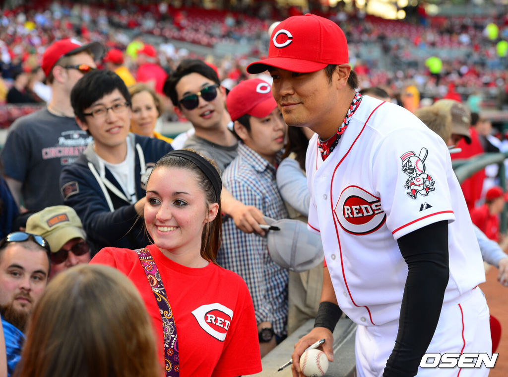 16일(이하 한국시간) 미국 오하이오주 신시내티 그레이트 아메리칸 볼파크에서 신시내티 레즈와 필라델피아 필리스의 경기가 열렸다.경기 전 신시내티 추신수가 팬들과 함께 사진을 찍고 있다.이 날 경기에서 신시내티 레즈 외야수 추신수(31)가 메이저리그 특급 좌완 클리프 리(35)와 첫 투타 맞대결을 벌인다. 한편 현지 4월 15일인 오늘 1947년 로빈슨이 흑인 최초로 메이저리그에 데뷔한 날로 재키 로빈슨 데이로 지정, 모든 팀의 선수들이 로빈슨의 등번호인 42번을 달고 뛴다.신시내티는 지난 10일 세인트루이스 카디널스전부터 15일 피츠버그 파이어리츠전까지 5연패를 당하고 있다. / rumi@osen.co.kr