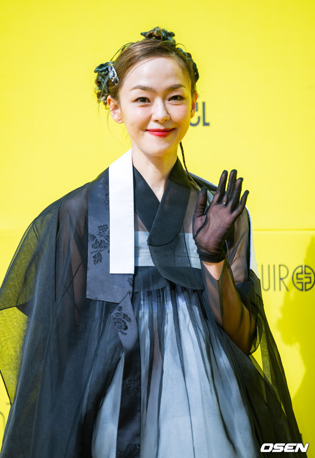 2일 오후 서울 정동 덕수궁길에서 '2025 서울패션로드@정동' 포토월 행사가 진행됐다.도심 속 일상의 공간을 런웨이로 탈바꿈시키는 서울패션로드 3번째 무대인 이번 패션쇼는 정동 덕수궁길에서 개최된다.자우림 김윤아가 포즈를 취하고 있다.   2025.05.02 / soul1014@osen.co.kr