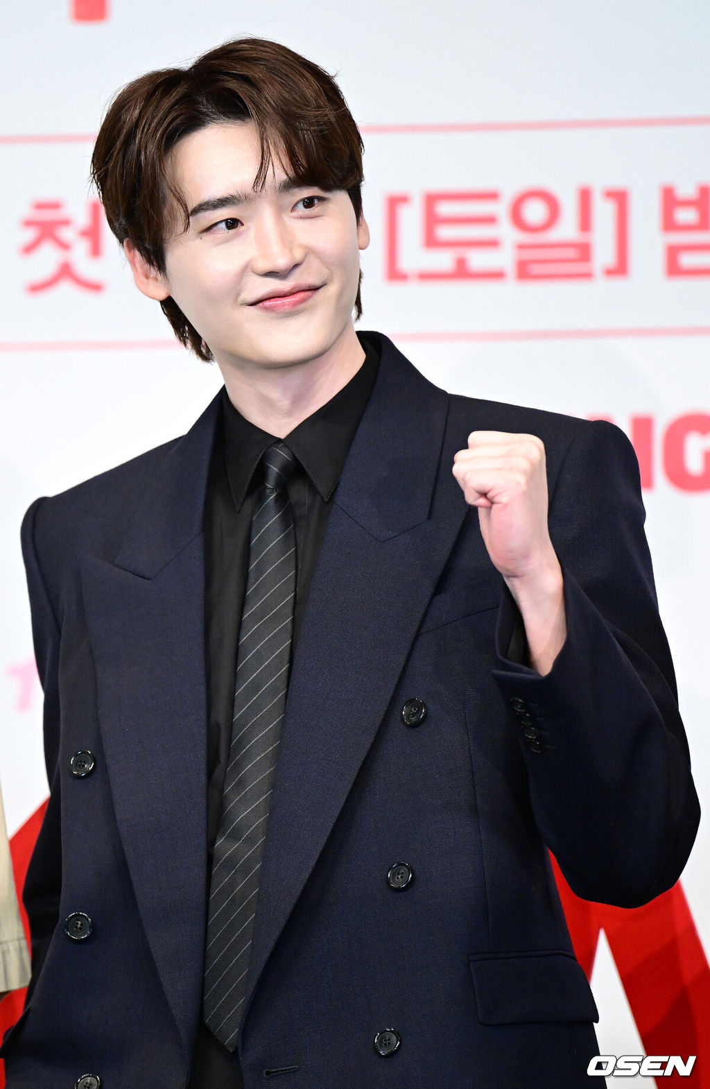 1일 오후 서울 신도림동 더링크서울 트리뷰트 포트폴리오 호텔에서 tvN 새 토일드라마 ‘서초동’ 제작발표회가 열렸다.‘서초동’은 매일 서초동 법조타운으로 출근하는 어쏘 변호사(법무법인에 고용되어 월급을 받는 변호사) 5인방의 희로애락 성장기를 담아내는 드라마다.배우 이종석이 포토타임을 하고 있다. 2025.07.01 / dreamer@osen.co.kr