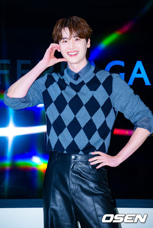 [OSEN=민경훈 기자] 18일 오후 서울 압구정동 한 패션브랜드 플래그십 스토어에서 브랜드의 포토콜 행사가 열렸다.이날 행사에는 배우 서현진과 이종석이 참석해 매장을 둘러봤다.배우 이종석이 포토타임을 하고 있다. 2025.07.18 / rumi@osen.co.kr