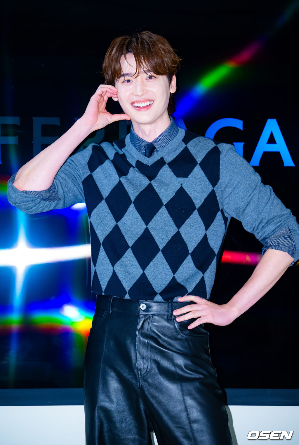 18일 오후 서울 압구정동 한 패션브랜드 플래그십 스토어에서 브랜드의 포토콜 행사가 열렸다.이날 행사에는 배우 서현진과 이종석이 참석해 매장을 둘러봤다.배우 이종석이 포토타임을 하고 있다. 2025.07.18 / rumi@osen.co.kr