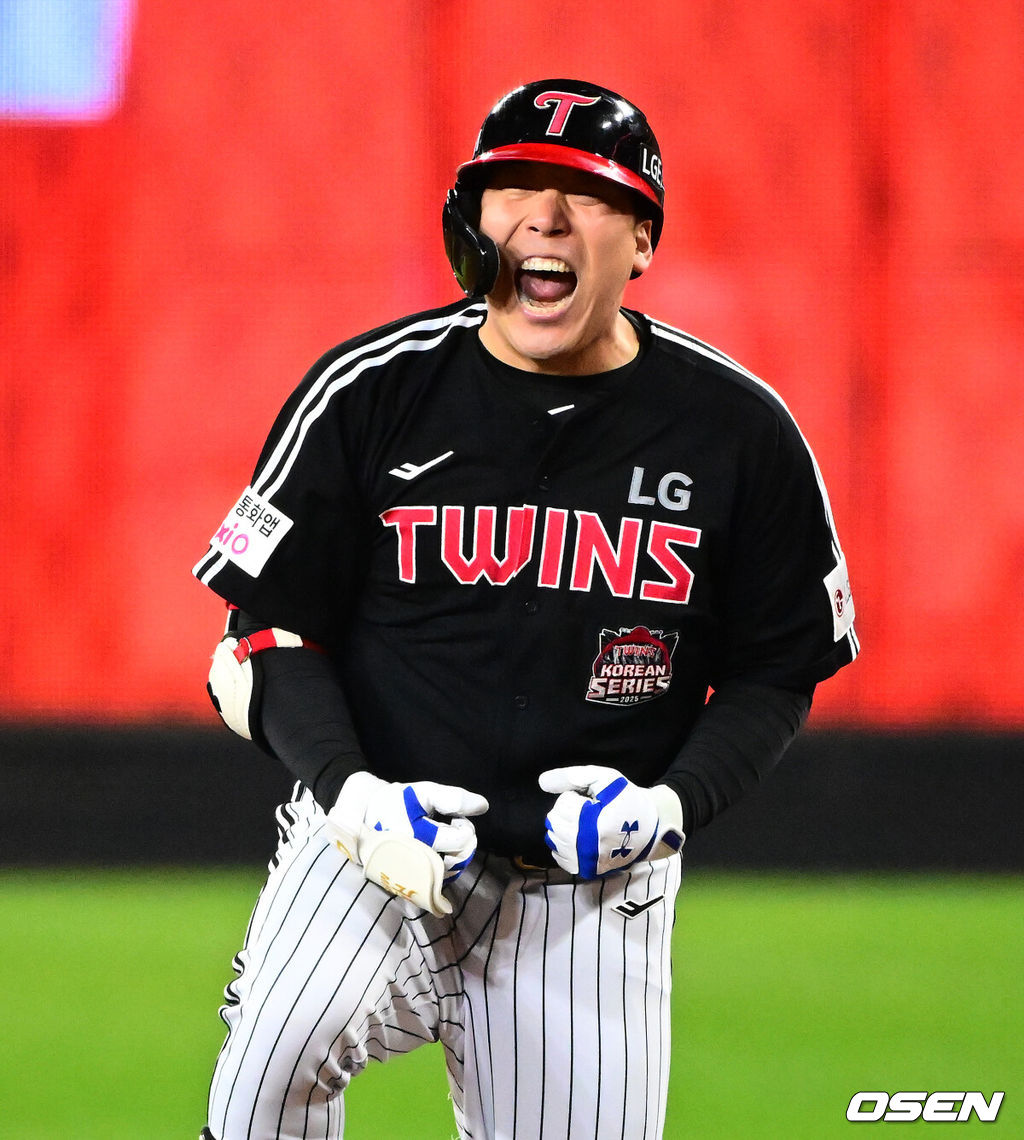 30일 대전 한화생명볼파크에서 2025 신한 SOL Bank KBO리그 포스트시즌 한국시리즈 4차전 한화 이글스와 LG 트윈스의 경기가 열렸다.이날 경기에 한화는 와이스를, LG는 치리노스를 선발투수로 내세웠다. 9회초 2사 2,3루에서 LG 김현수가 역전 2타점 우전 적시타를 날리며 기뻐하고 있다. 2025.10.30 / jpnews@osen.co.kr