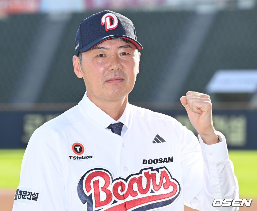 23일 오후 서울 잠실야구장에서 두산 베어스 김원형 감독 취임식이 열렸다.계약 규모는 2+1년 최대 20억 원(계약금 5억, 연봉 각 5억 원)이다.김 감독은 23일 취임식을 거쳐 29일부터 진행되는 일본 미야자키 마무리캠프로 향해 2025시즌을 복기하고 2026시즌 팀을 한 단계 업그레이드 시킬 수 있는 옥석가리기에 나설 예정이다.두산 김원형 감독이 기념촬영을 하고 있다. 2025.10.23 /sunday@osen.co.kr
