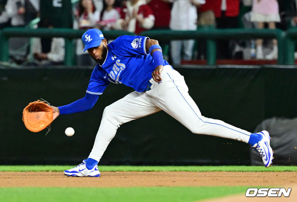 30일 오후 인천 SSG랜더스필드에서 2025 신한 SOL Bank KBO리그 SSG 랜더스와 삼성 라이온즈 경기가 열렸다.이날 경기에 SSG는 문승원, 삼성은 원태인을 선발 투수로 내세웠다.6회말 삼성 1루수 디아즈가 SSG 선두타자 한유섬의 땅볼을 처리하고 있다. 2025.04.30 /cej@osen.co.kr