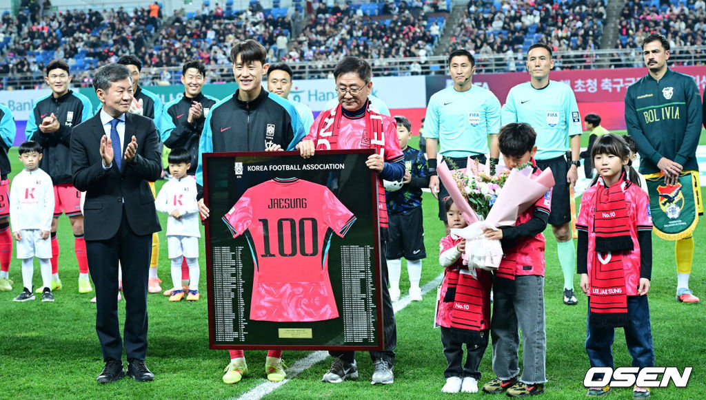 1년 8개월 만에 대표팀으로 돌아온 조규성이 골맛을 봤다. 손흥민도 프리킥 득점으로 한국을 승리로 이끌었다.홍명보 감독이 이끄는 한국축구대표팀(FIFA 랭킹 22위)은 14일 대전월드컵경기장에서 볼리비아(76위)와 11월 A매치 1차전을 치러 2-0으로 승리했다. 경기를 앞두고 센츄리클럽에 가입한 한국 이재성이 자녀들과 기념촬영을 하고 있다. 2025.11.14 / dreamer@osen.co.kr
