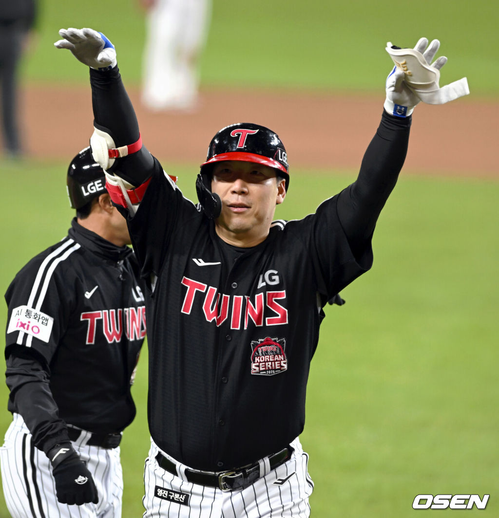 31일 대전 한화생명볼파크에서 2025 신한 SOL Bank KBO리그 포스트시즌 한국시리즈 5차전 한화 이글스와 LG 트윈스의 경기가 열렸다.이날 경기에 한화는 문동주를, LG는 톨허스트를 선발투수로 내세웠다. 8회초 무사 1루 김현수가 안타를 치고 교체되면 팬들에게 인사를 하고  있다.  2025.10.31/spjj@osen.co.kr