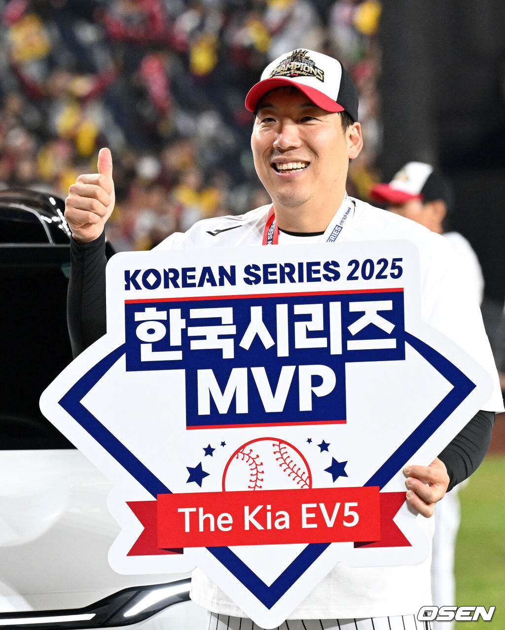 이변은 없었다. 2025시즌 우승팀은 무적 LG 트윈스다. 프로야구 LG 트윈스는 31일 대전 한화생명볼파크에서 열린 2025 신한 SOL뱅크 KBO 한국시리즈(7전 4선승제) 한화 이글스와의 5차전에서 4-1로 승리했다.정규시즌 1위 LG는 시리즈 전적 4승 1패로 통합우승 금자탑을 쌓았다. LG의 통합우승은 1990년, 1994년, 2023년에 이은 통산 4번째로, 염경엽 감독은 2023년 부임 후 3년 사이 팀을 두 차례나 정상에 올려놓는 위대한 업적을 달성했다. 2023년 1위, 2024년 3위, 2025년 1위로 KBO리그에 트윈스 왕조 시대를 활짝 열었다. 반면 2위 한화는 플레이오프를 거쳐 2006년 이후 19년 만에 한국시리즈 무대를 밟았지만, LG의 벽을 넘지 못하며 1999년 이후 26년 만에 통산 두 번째 우승이 무산됐다. 한국시리즈 MVP를 차지한 LG 김현수가 부상으로 받은 차량 앞에서 포즈를 취하고 있다. 2025.10.31 /sunday@osen.co.kr