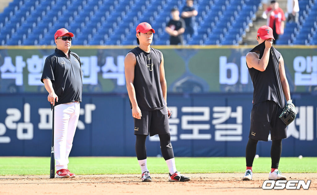 6일 창원NC파크에서 2025 신한 SOL 뱅크 KBO 리그 NC 다이노스와 KIA 타이거즈의 경기가 열렸다. 홈팀 NC는 라일리가, 방문팀 KIA는 올러가 선발 출전했다. KIA 타이거즈 이범호 감독이 선수들의 훈련을 지켜보고 있다. 2025.09.06 / foto0307@osen.co.kr