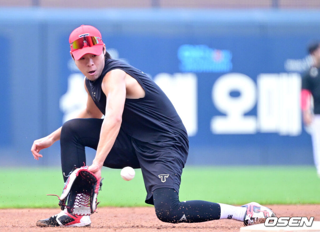 24일 광주-기아 챔피언스필드에서 ‘2025 신한 SOL Bank KBO리그’ KIA 타이거즈와 LG 트윈스의 경기가 열린다.홈팀 KIA는 양현종, 방문팀 LG는 손주영을 선발로 내세운다.경기를 앞두고 KIA 김규성이 수비 훈련을 펼치고 있다. 2025.07.24 / dreamer@osen.co.kr