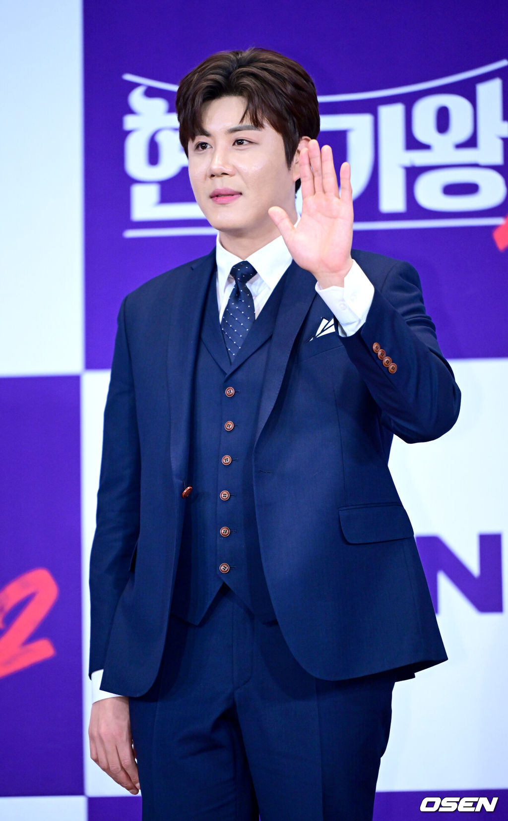 12일 오후 서울 상암동 누리꿈스퀘어 비즈니스타워에서 MBN '현역가왕2' 종영기념 기자간담회가 열렸다.'현역가왕2’는 박서진이 총점 4574점을 기록하며 최종 우승을 차지했다. 이어 진해성-에녹-신승태-김준수-최수호-강문경이 차례로 톱7을 완성했다. 가수 진해성이 포토타임을 하고 있다. 2025.03.12 / dreamer@osen.co.kr