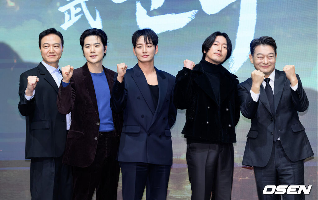 18일 오후 서울 구로구 디큐브시티 더 세인트에서 진행된 KBS 2TV 대하드라마 '문무' 제작보고회가 열렸다.'문무'는 약소국 신라가 강대국 고구려와 백제, 그리고 당나라까지 넘어선 끝에 마침내 삼한을 하나로 묶은 위대한 통합의 서사를 그린다.배우 정웅인, 김강우, 이현욱, 장혁, 조성하가 포토타임을 가지고 있다. 2025.11.18 /sunday@osen.co.kr