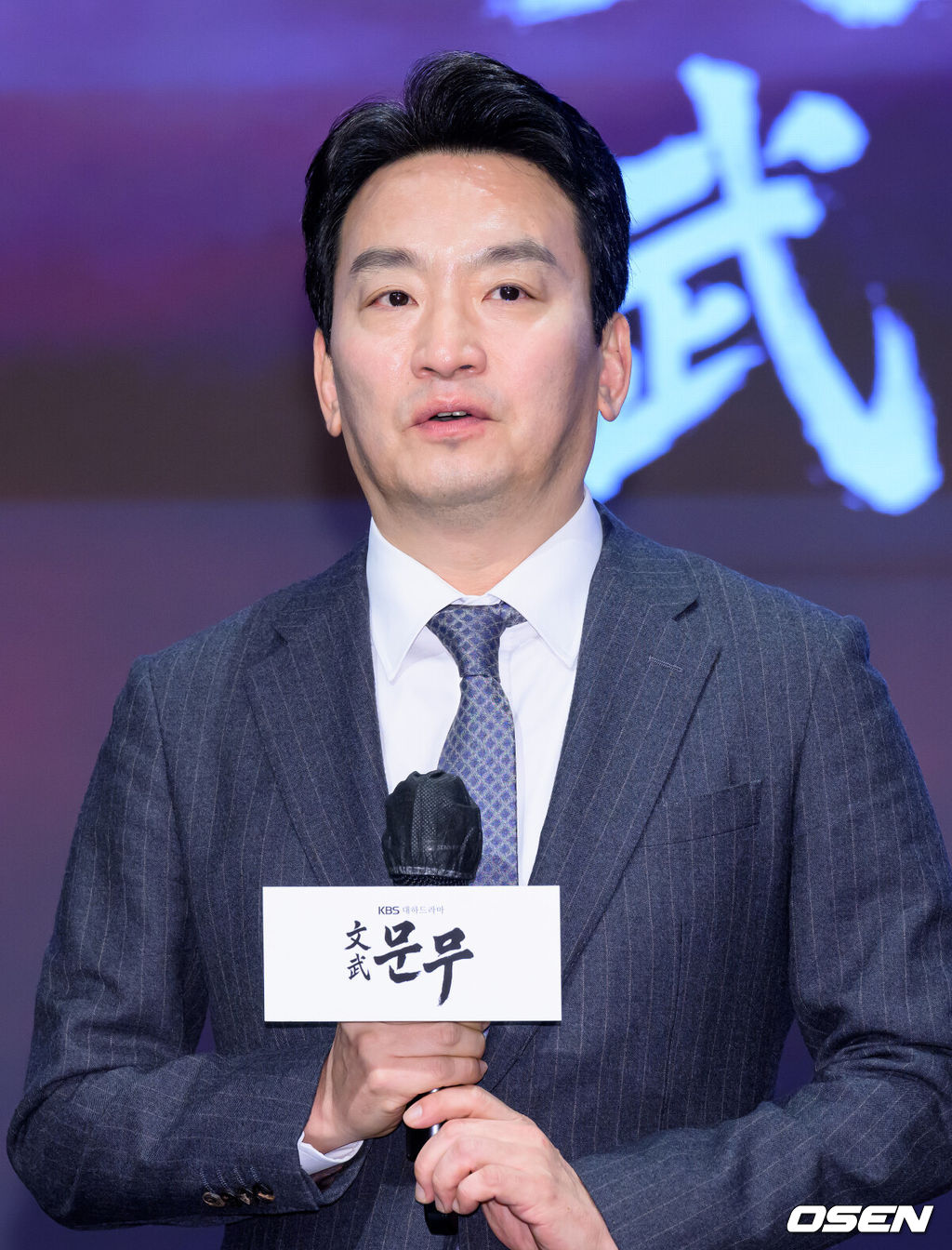 18일 오후 서울 구로구 디큐브시티 더 세인트에서 진행된 KBS 2TV 대하드라마 '문무' 제작보고회가 열렸다.'문무'는 약소국 신라가 강대국 고구려와 백제, 그리고 당나라까지 넘어선 끝에 마침내 삼한을 하나로 묶은 위대한 통합의 서사를 그린다.박장범 KBS 사장이 인사말을 하고 있다. 2025.11.18 /sunday@osen.co.kr