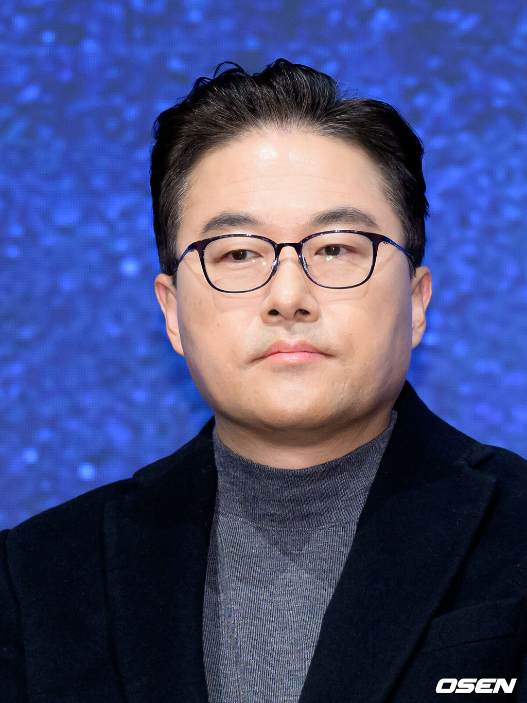 18일 오후 서울 구로구 디큐브시티 더 세인트에서 진행된 KBS 2TV 대하드라마 '문무' 제작보고회가 열렸다.'문무'는 약소국 신라가 강대국 고구려와 백제, 그리고 당나라까지 넘어선 끝에 마침내 삼한을 하나로 묶은 위대한 통합의 서사를 그린다.김영조 감독이 취재진의 질문을 듣고 있다. 2025.11.18 /sunday@osen.co.kr