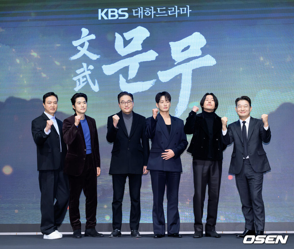 18일 오후 서울 구로구 디큐브시티 더 세인트에서 진행된 KBS 2TV 대하드라마 '문무' 제작보고회가 열렸다.'문무'는 약소국 신라가 강대국 고구려와 백제, 그리고 당나라까지 넘어선 끝에 마침내 삼한을 하나로 묶은 위대한 통합의 서사를 그린다.배우 정웅인, 김강우, 김영조 감독, 이현욱, 장혁, 조성하가 포토타임을 가지고 있다. 2025.11.18 /sunday@osen.co.kr