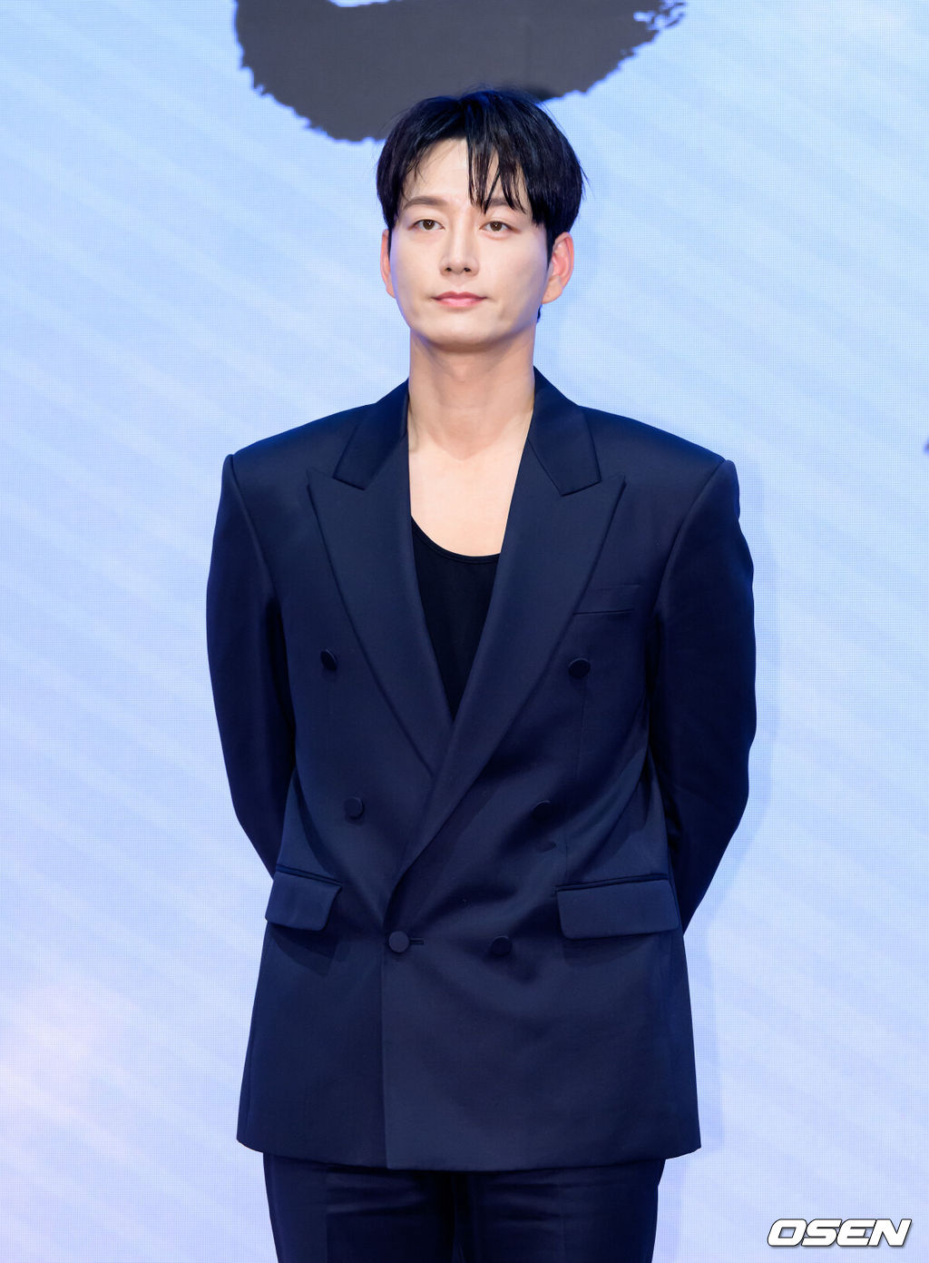 18일 오후 서울 구로구 디큐브시티 더 세인트에서 진행된 KBS 2TV 대하드라마 '문무' 제작보고회가 열렸다.'문무'는 약소국 신라가 강대국 고구려와 백제, 그리고 당나라까지 넘어선 끝에 마침내 삼한을 하나로 묶은 위대한 통합의 서사를 그린다.배우 이현욱이 포토타임을 가지고 있다. 2025.11.18 /sunday@osen.co.kr