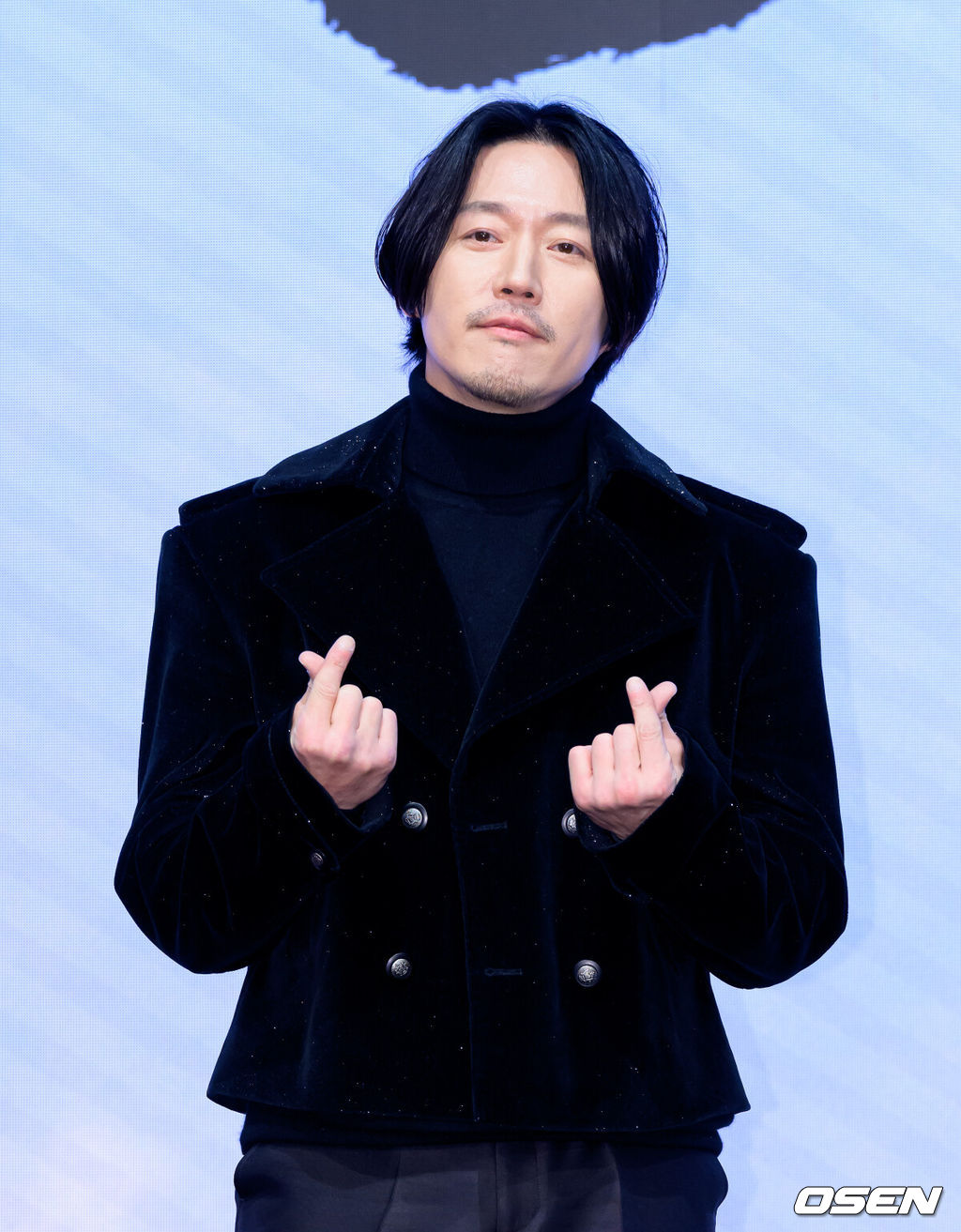 18일 오후 서울 구로구 디큐브시티 더 세인트에서 진행된 KBS 2TV 대하드라마 '문무' 제작보고회가 열렸다.'문무'는 약소국 신라가 강대국 고구려와 백제, 그리고 당나라까지 넘어선 끝에 마침내 삼한을 하나로 묶은 위대한 통합의 서사를 그린다.배우 장혁이 포토타임을 가지고 있다. 2025.11.18 /sunday@osen.co.kr