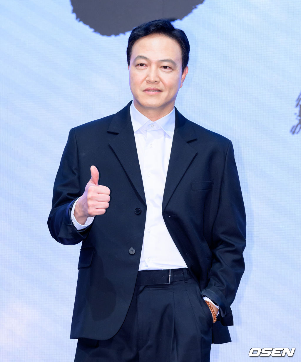 18일 오후 서울 구로구 디큐브시티 더 세인트에서 진행된 KBS 2TV 대하드라마 '문무' 제작보고회가 열렸다.'문무'는 약소국 신라가 강대국 고구려와 백제, 그리고 당나라까지 넘어선 끝에 마침내 삼한을 하나로 묶은 위대한 통합의 서사를 그린다.배우 정웅인이 포토타임을 가지고 있다. 2025.11.18 /sunday@osen.co.kr