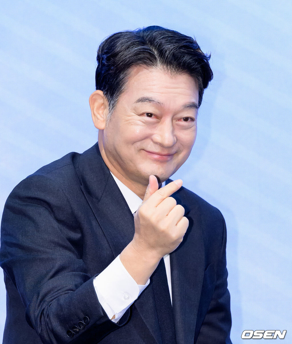 18일 오후 서울 구로구 디큐브시티 더 세인트에서 진행된 KBS 2TV 대하드라마 '문무' 제작보고회가 열렸다.'문무'는 약소국 신라가 강대국 고구려와 백제, 그리고 당나라까지 넘어선 끝에 마침내 삼한을 하나로 묶은 위대한 통합의 서사를 그린다.배우 조성하가 포토타임을 가지고 있다. 2025.11.18 /sunday@osen.co.kr