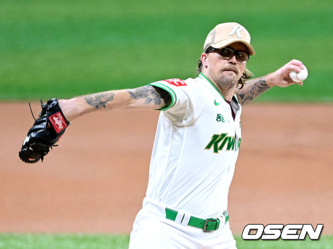 22일 오후 서울 고척스카이돔에서 ‘2025 신한 SOL Bank KBO리그’ 키움 히어로즈와 롯데 자이언츠의 경기가 열렸다. 홈팀 키움은 라클란 웰스, 방문팀 롯데는 나균안을 선발로 내세웠다. 1회초 키움 선발 라클란 웰스가 힘차게 공을 뿌리고 있다. 2025.07.22 / dreamer@osen.co.kr