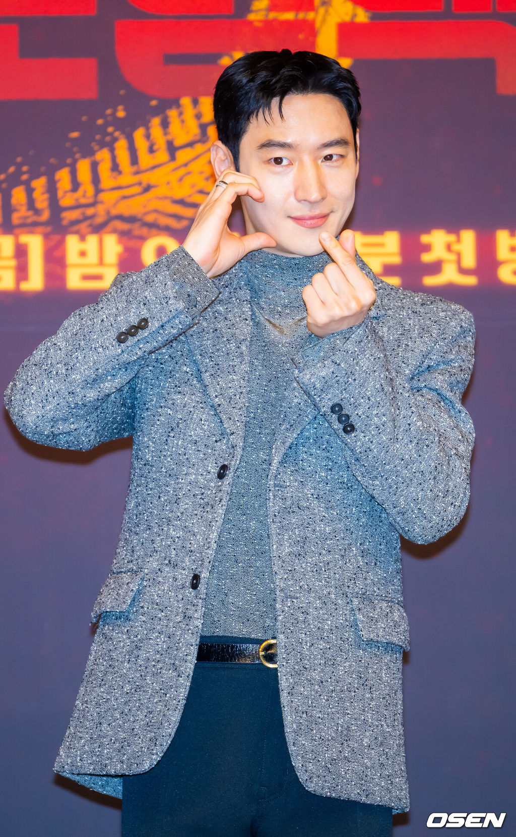 18일 오후 서울 양천구 목동 SBS 방송센터 SBS홀에서 SBS 금토드라마 ‘모범택시3’ 제작발표회가 열렸다.배우 이제훈, 김의성, 표예진, 장혁진, 배유람 주연의 드라마 ‘모범택시3’는 동명의 웹툰을 원작으로 한 시리즈물로, 베일에 가려진 택시회사 무지개 운수와 택시기사 김도기가 억울한 피해자를 대신해 복수를 완성하는 사적 복수 대행극이다. 배우 이제훈이 포즈를 취하고 있다. 2025.11.18 / rumi@osen.co.kr