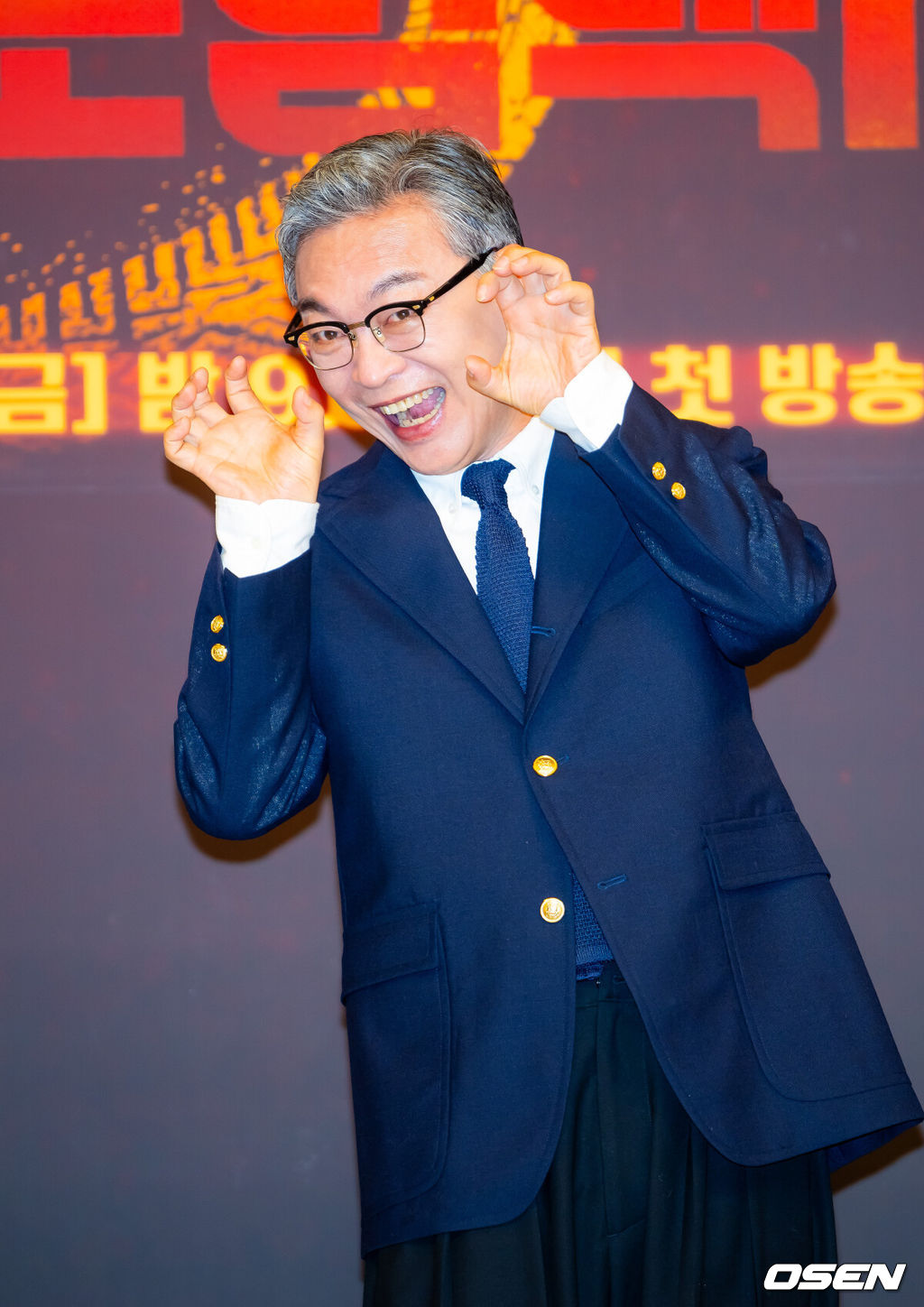 18일 오후 서울 양천구 목동 SBS 방송센터 SBS홀에서 SBS 금토드라마 ‘모범택시3’ 제작발표회가 열렸다.배우 이제훈, 김의성, 표예진, 장혁진, 배유람 주연의 드라마 ‘모범택시3’는 동명의 웹툰을 원작으로 한 시리즈물로, 베일에 가려진 택시회사 무지개 운수와 택시기사 김도기가 억울한 피해자를 대신해 복수를 완성하는 사적 복수 대행극이다. 배우 김의성이 포즈를 취하고 있다. 2025.11.18 / rumi@osen.co.kr