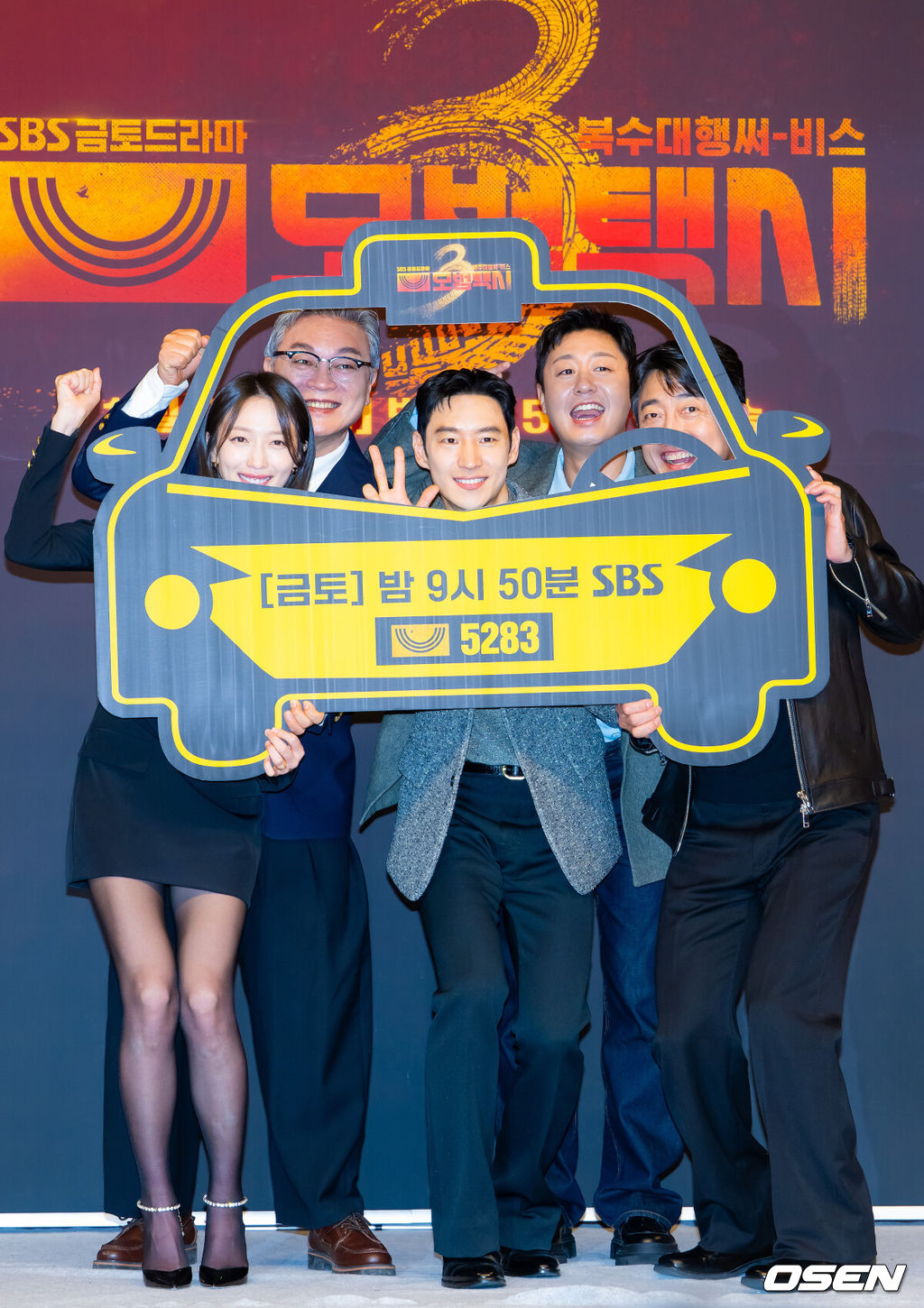 18일 오후 서울 양천구 목동 SBS 방송센터 SBS홀에서 SBS 금토드라마 ‘모범택시3’ 제작발표회가 열렸다.배우 이제훈, 김의성, 표예진, 장혁진, 배유람 주연의 드라마 ‘모범택시3’는 동명의 웹툰을 원작으로 한 시리즈물로, 베일에 가려진 택시회사 무지개 운수와 택시기사 김도기가 억울한 피해자를 대신해 복수를 완성하는 사적 복수 대행극이다. 배우 이제훈, 김의성, 표예진, 장혁진, 배유람이 포즈를 취하고 있다. 2025.11.18 / rumi@osen.co.kr