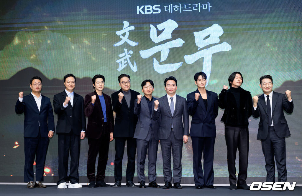 18일 오후 서울 구로구 디큐브시티 더 세인트에서 진행된 KBS 2TV 대하드라마 '문무' 제작보고회가 열렸다.'문무'는 약소국 신라가 강대국 고구려와 백제, 그리고 당나라까지 넘어선 끝에 마침내 삼한을 하나로 묶은 위대한 통합의 서사를 그린다.박장범 KBS 사장을 비롯한 배우 정웅인, 김강우, 이현욱, 장혁, 조성하가 포토타임을 가지고 있다. 2025.11.18 /sunday@osen.co.kr