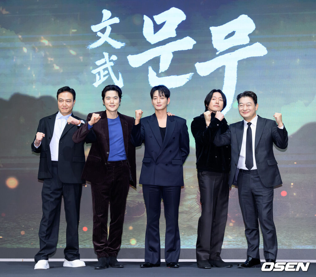 18일 오후 서울 구로구 디큐브시티 더 세인트에서 진행된 KBS 2TV 대하드라마 '문무' 제작보고회가 열렸다.'문무'는 약소국 신라가 강대국 고구려와 백제, 그리고 당나라까지 넘어선 끝에 마침내 삼한을 하나로 묶은 위대한 통합의 서사를 그린다.배우 정웅인, 김강우, 이현욱, 장혁, 조성하가 포토타임을 가지고 있다. 2025.11.18 /sunday@osen.co.kr