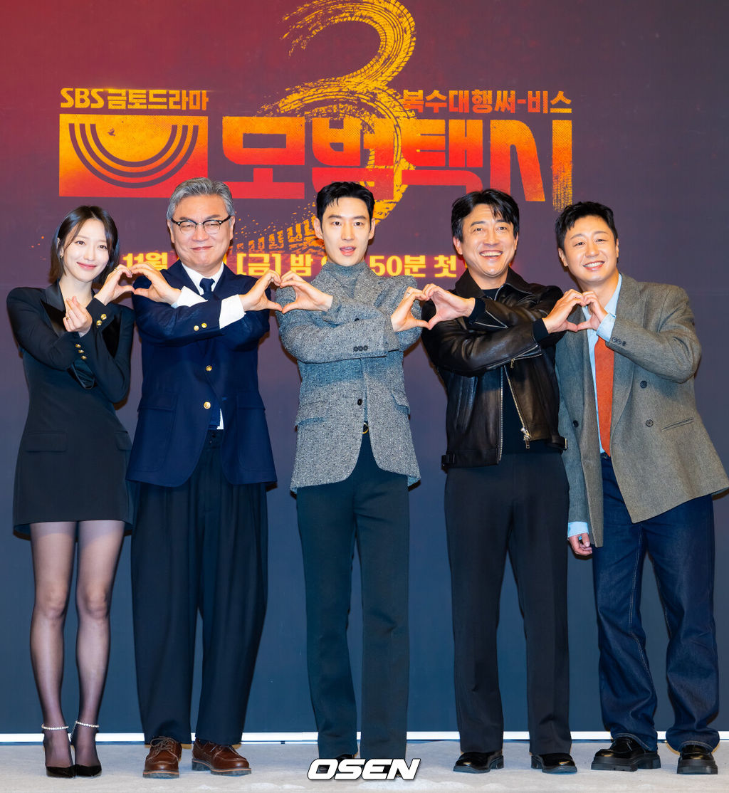 18일 오후 서울 양천구 목동 SBS 방송센터 SBS홀에서 SBS 금토드라마 ‘모범택시3’ 제작발표회가 열렸다.배우 이제훈, 김의성, 표예진, 장혁진, 배유람 주연의 드라마 ‘모범택시3’는 동명의 웹툰을 원작으로 한 시리즈물로, 베일에 가려진 택시회사 무지개 운수와 택시기사 김도기가 억울한 피해자를 대신해 복수를 완성하는 사적 복수 대행극이다. 배우 표예진, 김의성, 이제훈, 장혁진, 배유람,'이 포즈를 취하고 있다. 2025.11.18 / rumi@osen.co.kr