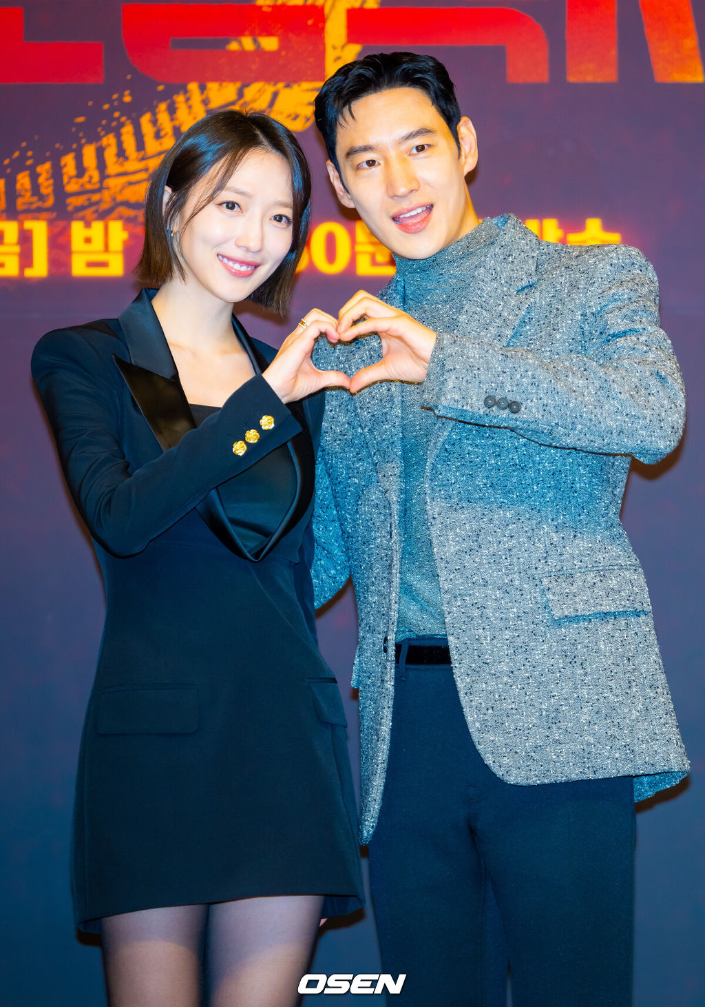 18일 오후 서울 양천구 목동 SBS 방송센터 SBS홀에서 SBS 금토드라마 ‘모범택시3’ 제작발표회가 열렸다.배우 이제훈, 김의성, 표예진, 장혁진, 배유람 주연의 드라마 ‘모범택시3’는 동명의 웹툰을 원작으로 한 시리즈물로, 베일에 가려진 택시회사 무지개 운수와 택시기사 김도기가 억울한 피해자를 대신해 복수를 완성하는 사적 복수 대행극이다. 배우 표예진과 이제훈이 포즈를 취하고 있다. 2025.11.18 / rumi@osen.co.kr