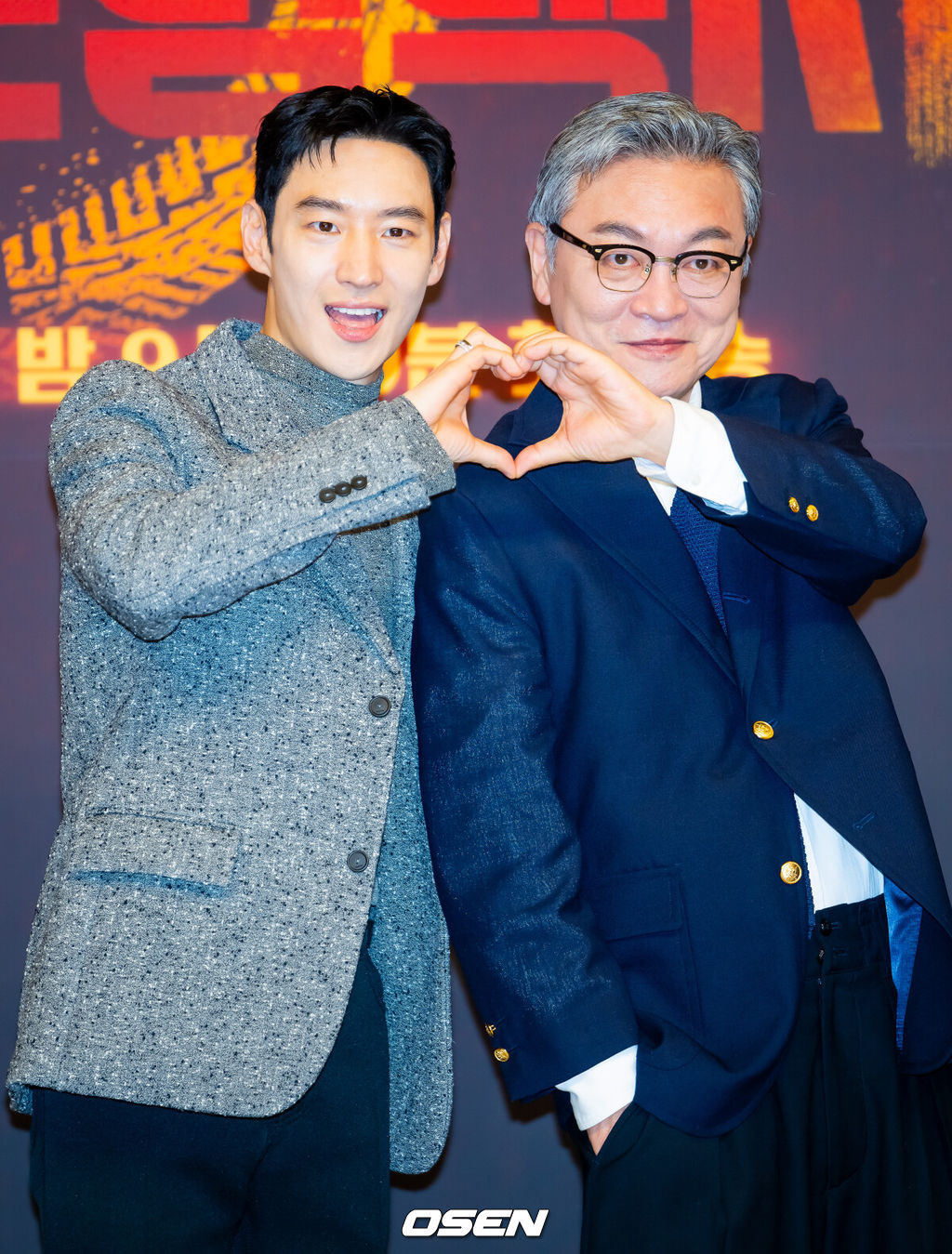 18일 오후 서울 양천구 목동 SBS 방송센터 SBS홀에서 SBS 금토드라마 ‘모범택시3’ 제작발표회가 열렸다.배우 이제훈, 김의성, 표예진, 장혁진, 배유람 주연의 드라마 ‘모범택시3’는 동명의 웹툰을 원작으로 한 시리즈물로, 베일에 가려진 택시회사 무지개 운수와 택시기사 김도기가 억울한 피해자를 대신해 복수를 완성하는 사적 복수 대행극이다. 배우 이제훈과 김의성이 포즈를 취하고 있다. 2025.11.18 / rumi@osen.co.kr