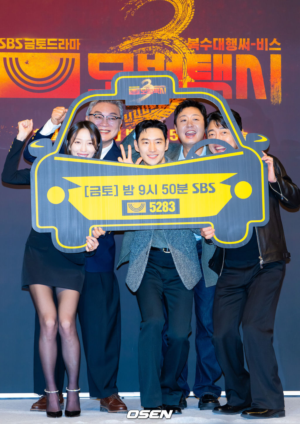 18일 오후 서울 양천구 목동 SBS 방송센터 SBS홀에서 SBS 금토드라마 ‘모범택시3’ 제작발표회가 열렸다.배우 이제훈, 김의성, 표예진, 장혁진, 배유람 주연의 드라마 ‘모범택시3’는 동명의 웹툰을 원작으로 한 시리즈물로, 베일에 가려진 택시회사 무지개 운수와 택시기사 김도기가 억울한 피해자를 대신해 복수를 완성하는 사적 복수 대행극이다. 배우 이제훈, 김의성, 표예진, 장혁진, 배유람이 포즈를 취하고 있다. 2025.11.18 / rumi@osen.co.kr