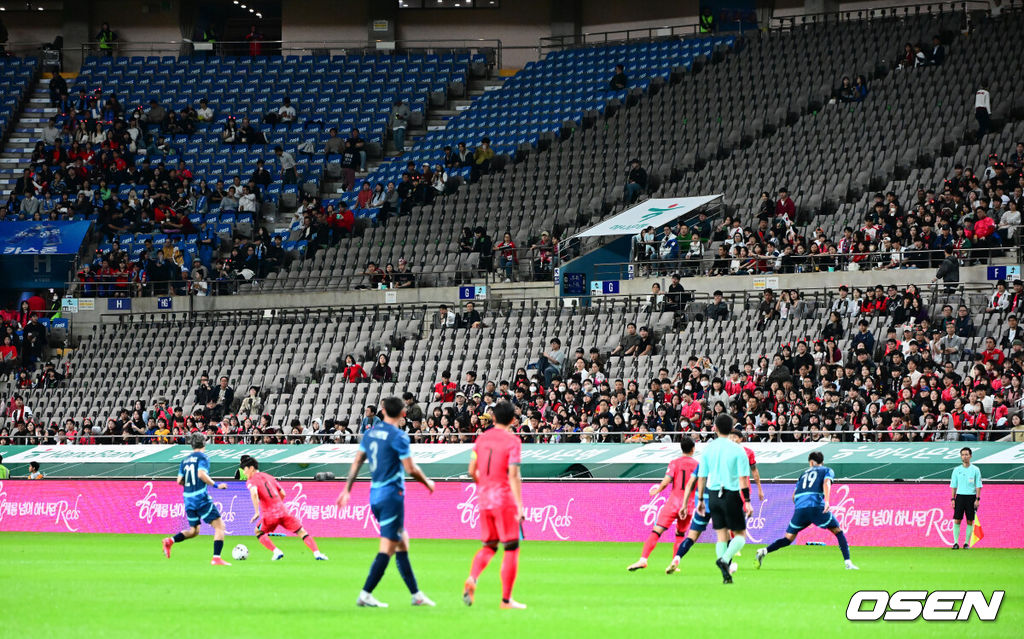 홍명보 감독이 이끄는 대한민국 대표팀과 파라과이의 A매치 평가전이 14일 오후 서울월드컵경기장에서 열렸다.'남미 강호' 파라과이는 지난 10일 일본 원정에서 2-2 무승부를 거두고 온 팀이다. 이번 경기는 홍명보호의 2026 북중미 월드컵 포트 배정을 두고도 중요한 일전이다. 현재 한국은 오스트리아, 호주, 에콰도르와 치열한 포트 2 막차 경쟁을 벌이고 있다.전반 관중석이 절반 가까이 비어진 채 경기가 펼쳐지고 있다. 2025.10.14. /jpnews@osen.co.kr