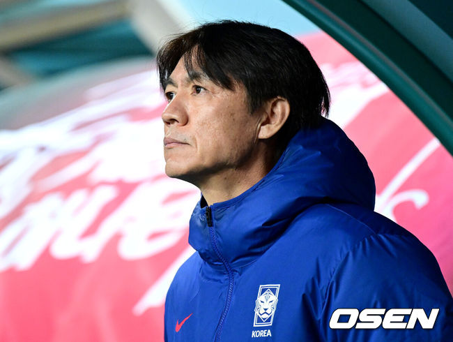 [OSEN=대전, 최규한 기자] 1년 8개월 만에 대표팀으로 돌아온 조규성이 골맛을 봤다. 손흥민도 프리킥 득점으로 한국을 승리로 이끌었다.홍명보 감독이 이끄는 한국축구대표팀(FIFA 랭킹 22위)은 14일 대전월드컵경기장에서 볼리비아(76위)와 11월 A매치 1차전을 치러 2-0으로 승리했다. 경기를 앞두고 한국 홍명보 감독이 피치를 바라보고 있다. 2025.11.14 / dreamer@osen.co.kr