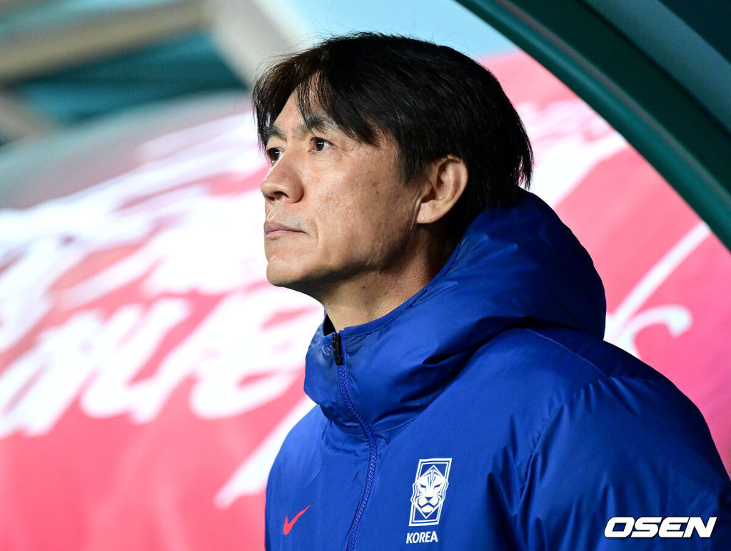 1년 8개월 만에 대표팀으로 돌아온 조규성이 골맛을 봤다. 손흥민도 프리킥 득점으로 한국을 승리로 이끌었다.홍명보 감독이 이끄는 한국축구대표팀(FIFA 랭킹 22위)은 14일 대전월드컵경기장에서 볼리비아(76위)와 11월 A매치 1차전을 치러 2-0으로 승리했다. 경기를 앞두고 한국 홍명보 감독이 피치를 바라보고 있다. 2025.11.14 / dreamer@osen.co.kr