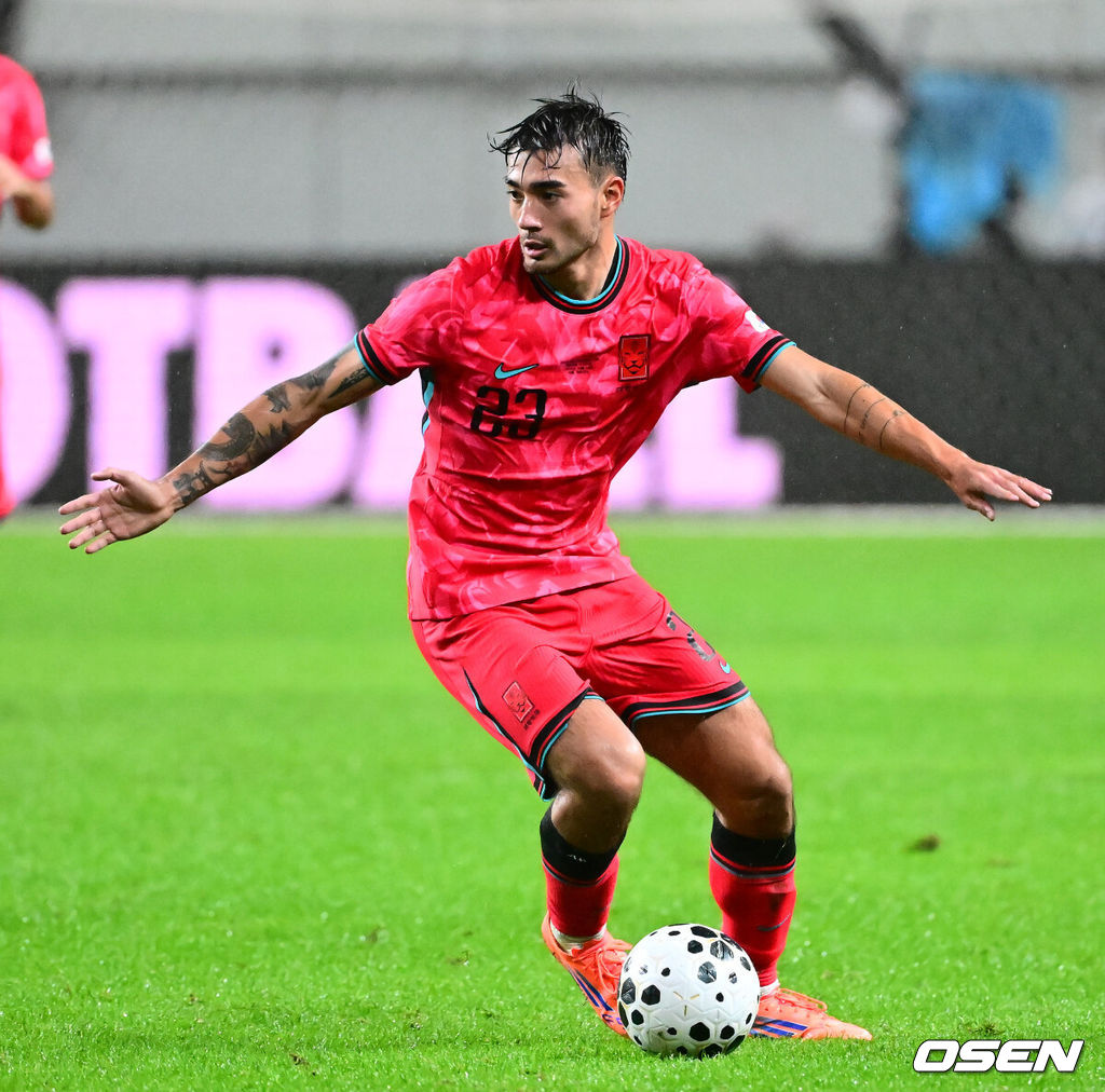 세계의 벽은 높았다. 결과는 0-5 대패였다.홍명보 감독이 이끄는 대한민국 남자 축구 국가대표팀은 10일 서울월드컵경기장에서 '세계 최강' 브라질을 상대로 A매치 평가전을 치러 이스테방(첼시)과 호드리구(레알 마드리드)에게 나란히 2골을 허용하면서 0-5로 대패했다.후반 한국 카스트로프 옌스가 패스할 곳을 찾고 있다. 2025.10.10 /jpnews@osen.co.kr