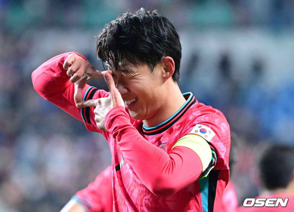 14일 오후 대전월드컵경기장에서 대한민국과 볼리비아의 축구 국가대표팀 평가전이 열렸다.홍명보호는 내년 6월 열리는 2026 국제축구협회(FIFA) 북중미월드컵을 앞두고 월드컵 남미 예선에서 7위를 거두며 플레이오프에 진출한 볼리비아를 상대로 본선에서의 경쟁력을 시험할 기회를 갖는다.후반 한국 손흥민이 프리킥으로 선제골을 작렬시킨 뒤 기뻐하고 있다. 2025.11.14 / dreamer@osen.co.kr