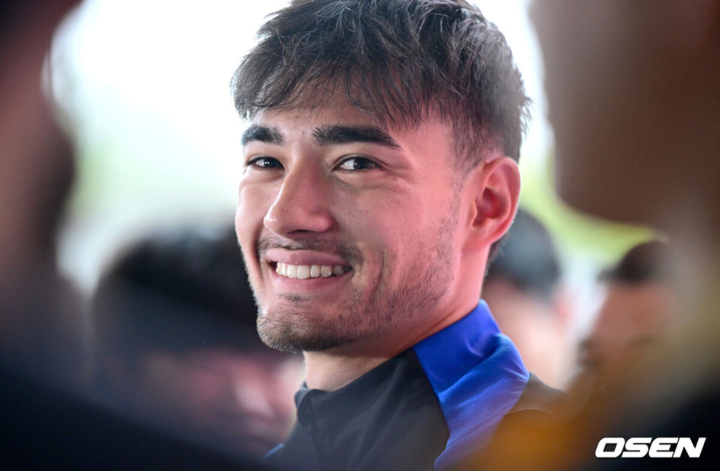 홍명보 감독이 이끄는 대한민국 축구 국가대표팀이 7일 오후 경기도 고양종합운동장 보조경기장에서 오는 10일 브라질과의 평가전을 앞두고 오픈트레이닝을 진행했다.한국 축구대표팀과 브라질은 오는 10일 서울월드컵경기장에서 친선경기를 갖는다.A대표팀 옌스 카스트로프가 취재진과 인터뷰하며 미소짓고 있다. 2025.10.07 / dreamer@osen.co.kr