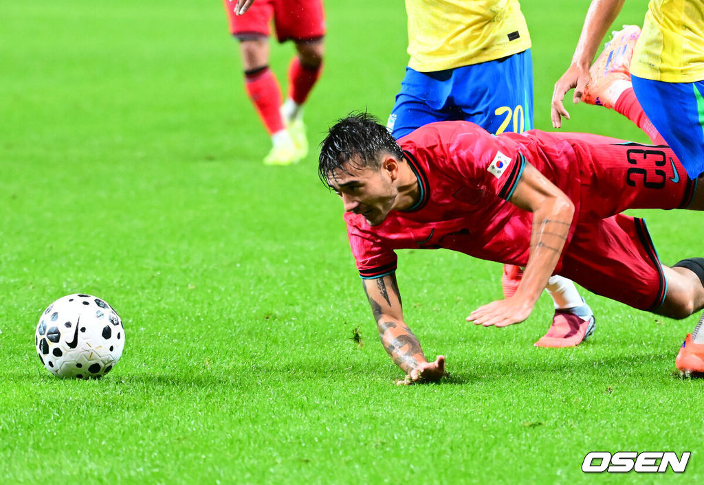 세계의 벽은 높았다. 결과는 0-5 대패였다.홍명보 감독이 이끄는 대한민국 남자 축구 국가대표팀은 10일 서울월드컵경기장에서 '세계 최강' 브라질을 상대로 A매치 평가전을 치러 이스테방(첼시)과 호드리구(레알 마드리드)에게 나란히 2골을 허용하면서 0-5로 대패했다.후반 한국 카스트로프가 파울에 넘어지며 볼을 바라보고 있다. 2025.10.10 /jpnews@osen.co.kr