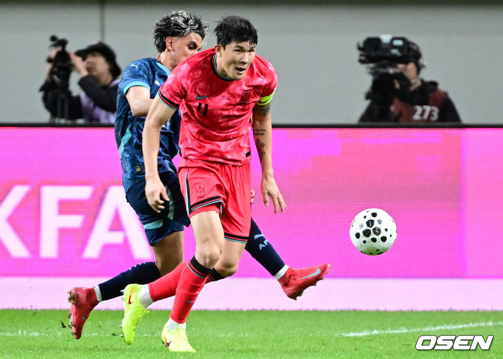 홍명보 감독이 이끄는 대한민국 대표팀과 파라과이의 A매치 평가전이 14일 오후 서울월드컵경기장에서 열렸다.'남미 강호' 파라과이는 지난 10일 일본 원정에서 2-2 무승부를 거두고 온 팀이다. 이번 경기는 홍명보호의 2026 북중미 월드컵 포트 배정을 두고도 중요한 일전이다. 현재 한국은 오스트리아, 호주, 에콰도르와 치열한 포트 2 막차 경쟁을 벌이고 있다.후반 대한민국 김민재가 파라과이 수비 속 공을 지켜내고 있다. 2025.10.14 /cej@osen.co.kr