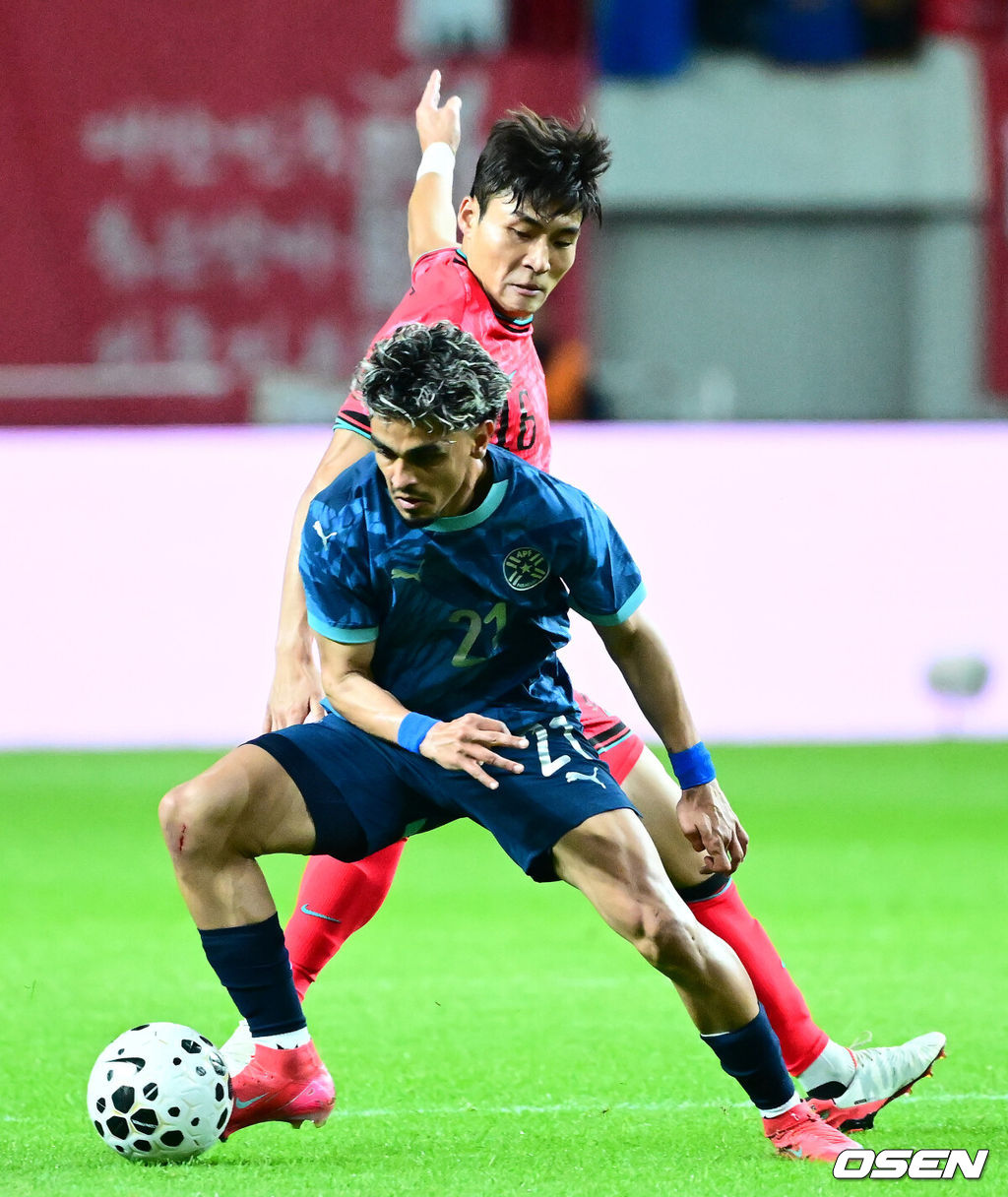 한국 축구가 안방에서 '남미 강호' 파라과이를 물리치며 사상 최초의 2026 국제축구연맹(FIFA) 북중미 월드컵 포트 2 확보에 청신호를 켰다.한국 축구대표팀은 14일 오후 8시 서울월드컵경기장에서 열린 A매치 친선 경기에서 파라과이를 2-0으로 제압했다. 지난 10일 일본 원정에서 2-2로 비기고 온 파라과이는 한국에 덜미를 잡히며 10월 아시아 투어를 1무 1패로 마감하게 됐다.전반 한국 박진섭이 수비를 하고 있다. 2025.10.14. /jpnews@osen.co.kr