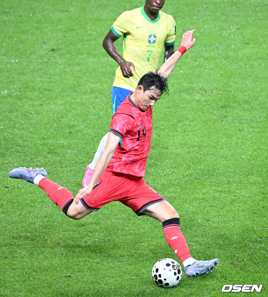 홍명보 감독이 이끄는 대한민국 남자 축구 국가대표팀은 10일 서울월드컵경기장에서 '세계 최강' 브라질을 상대로 A매치 평가전을 치러 이스테방(첼시)과 호드리구(레알 마드리드)에게 나란히 2골을 허용하면서 0-5로 대패했다.한국은 1999년 이후 26년 만에 브라질전 승리를 노렸지만 아무런 저항도 하지 못하면서 무산됐다.전반 한국 조유민이 패스를 하고 있다. 2025.10.10 /sunday@osen.co.kr