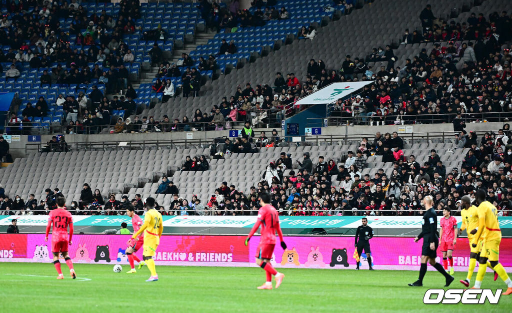 홍명보 감독이 이끄는 대한민국 축구대표팀이 18일 오후 서울월드컵경기장에서 아프리카 강호 가나와 평가전을 가졌다.홍명보호의 2025년의 끝을 장식할 경기다. 내달 2026 국제축구연맹(FIFA) 북중미 월드컵 조 추첨을 앞두고 열리는 마지막 평가전이기도 하다. 현재 한국은 가나전 결과와 상관없이 사실상 월드컵 포트 2가 확정된 상태다. 아프리카 예선을 뚫고 북중미행에 성공한 가나는 FIFA 랭킹 73위다. 22위 한국보다는 51계단 낮다. 하지만 통산 전적에서 4승 3패로 한국보다 우위다. 전반 관중석 곳곳에 빈자리가 눈에 띤다. 2025.11.18 /jpnews@osen.co.kr