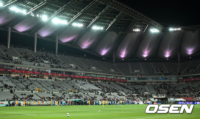 [OSEN=서울월드컵경기장, 이대선 기자] 홍명보 감독이 이끄는 대한민국 축구대표팀이 18일 오후 서울월드컵경기장에서 아프리카 강호 가나와 평가전을 가졌다.홍명보호의 2025년의 끝을 장식할 경기다. 내달 2026 국제축구연맹(FIFA) 북중미 월드컵 조 추첨을 앞두고 열리는 마지막 평가전이기도 하다. 현재 한국은 가나전 결과와 상관없이 사실상 월드컵 포트 2가 확정된 상태다. 아프리카 예선을 뚫고 북중미행에 성공한 가나는 FIFA 랭킹 73위다. 22위 한국보다는 51계단 낮다. 하지만 통산 전적에서 4승 3패로 한국보다 우위다. 경기 시작 20분전 비어 있는 서울월드컵경기장 관중석. 2025.11.18 /sunday@osen.co.kr