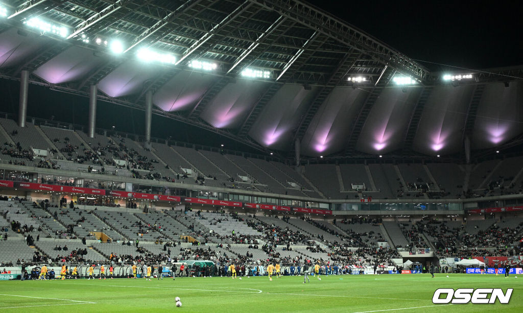 홍명보 감독이 이끄는 대한민국 축구대표팀이 18일 오후 서울월드컵경기장에서 아프리카 강호 가나와 평가전을 가졌다.홍명보호의 2025년의 끝을 장식할 경기다. 내달 2026 국제축구연맹(FIFA) 북중미 월드컵 조 추첨을 앞두고 열리는 마지막 평가전이기도 하다. 현재 한국은 가나전 결과와 상관없이 사실상 월드컵 포트 2가 확정된 상태다. 아프리카 예선을 뚫고 북중미행에 성공한 가나는 FIFA 랭킹 73위다. 22위 한국보다는 51계단 낮다. 하지만 통산 전적에서 4승 3패로 한국보다 우위다. 경기 시작 20분전 비어 있는 서울월드컵경기장 관중석. 2025.11.18 /sunday@osen.co.kr