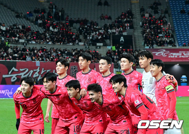 [OSEN=서울월드컵경기장, 지형준 기자] 홍명보 감독이 이끄는 대한민국 축구대표팀이 18일 오후 서울월드컵경기장에서 아프리카 강호 가나와 평가전을 가졌다.홍명보호의 2025년의 끝을 장식할 경기다. 내달 2026 국제축구연맹(FIFA) 북중미 월드컵 조 추첨을 앞두고 열리는 마지막 평가전이기도 하다. 현재 한국은 가나전 결과와 상관없이 사실상 월드컵 포트 2가 확정된 상태다. 아프리카 예선을 뚫고 북중미행에 성공한 가나는 FIFA 랭킹 73위다. 22위 한국보다는 51계단 낮다. 하지만 통산 전적에서 4승 3패로 한국보다 우위다. 경기에 앞서 대한민국 베스트 11 선수들이 포즈를 취하고 있다. 2025.11.18 /jpnews@osen.co.kr