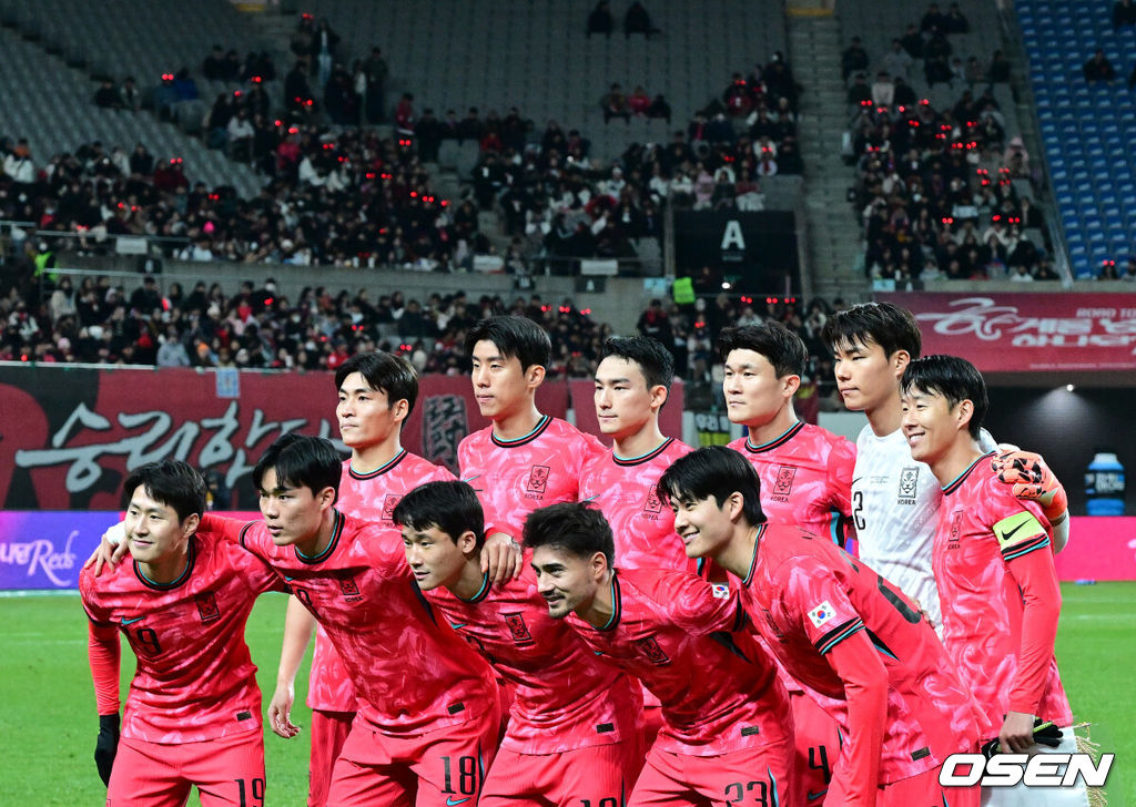 홍명보 감독이 이끄는 대한민국 축구대표팀이 18일 오후 서울월드컵경기장에서 아프리카 강호 가나와 평가전을 가졌다.홍명보호의 2025년의 끝을 장식할 경기다. 내달 2026 국제축구연맹(FIFA) 북중미 월드컵 조 추첨을 앞두고 열리는 마지막 평가전이기도 하다. 현재 한국은 가나전 결과와 상관없이 사실상 월드컵 포트 2가 확정된 상태다. 아프리카 예선을 뚫고 북중미행에 성공한 가나는 FIFA 랭킹 73위다. 22위 한국보다는 51계단 낮다. 하지만 통산 전적에서 4승 3패로 한국보다 우위다. 경기에 앞서 대한민국 베스트 11 선수들이 포즈를 취하고 있다. 2025.11.18 /jpnews@osen.co.kr
