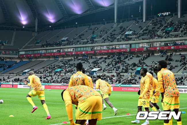 [OSEN=서울월드컵경기장, 지형준 기자] 홍명보 감독이 이끄는 대한민국 축구대표팀이 18일 오후 서울월드컵경기장에서 아프리카 강호 가나와 평가전을 가졌다.홍명보호의 2025년의 끝을 장식할 경기다. 내달 2026 국제축구연맹(FIFA) 북중미 월드컵 조 추첨을 앞두고 열리는 마지막 평가전이기도 하다. 현재 한국은 가나전 결과와 상관없이 사실상 월드컵 포트 2가 확정된 상태다. 아프리카 예선을 뚫고 북중미행에 성공한 가나는 FIFA 랭킹 73위다. 22위 한국보다는 51계단 낮다. 하지만 통산 전적에서 4승 3패로 한국보다 우위다. 경기 시작 40여 분을 앞둔 가운데 관중석이 썰렁하다. 2025.11.18 /jpnews@osen.co.kr