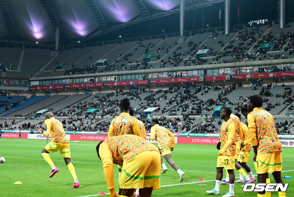 홍명보 감독이 이끄는 대한민국 축구대표팀이 18일 오후 서울월드컵경기장에서 아프리카 강호 가나와 평가전을 가졌다.홍명보호의 2025년의 끝을 장식할 경기다. 내달 2026 국제축구연맹(FIFA) 북중미 월드컵 조 추첨을 앞두고 열리는 마지막 평가전이기도 하다. 현재 한국은 가나전 결과와 상관없이 사실상 월드컵 포트 2가 확정된 상태다. 아프리카 예선을 뚫고 북중미행에 성공한 가나는 FIFA 랭킹 73위다. 22위 한국보다는 51계단 낮다. 하지만 통산 전적에서 4승 3패로 한국보다 우위다. 경기 시작 40여 분을 앞둔 가운데 관중석이 썰렁하다. 2025.11.18 /jpnews@osen.co.kr